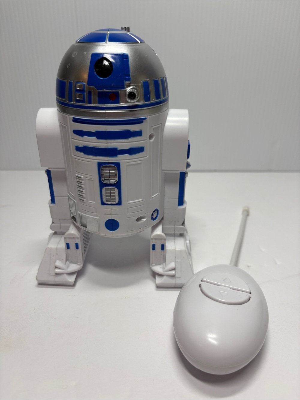 Star Wars R2-D2 Remote-Controlled Droid Action Figure - Picture 6 of 6